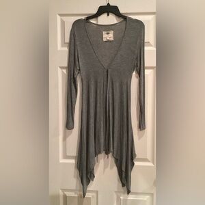 Cupio Handkerchief Hem Duster Top in gray size small.